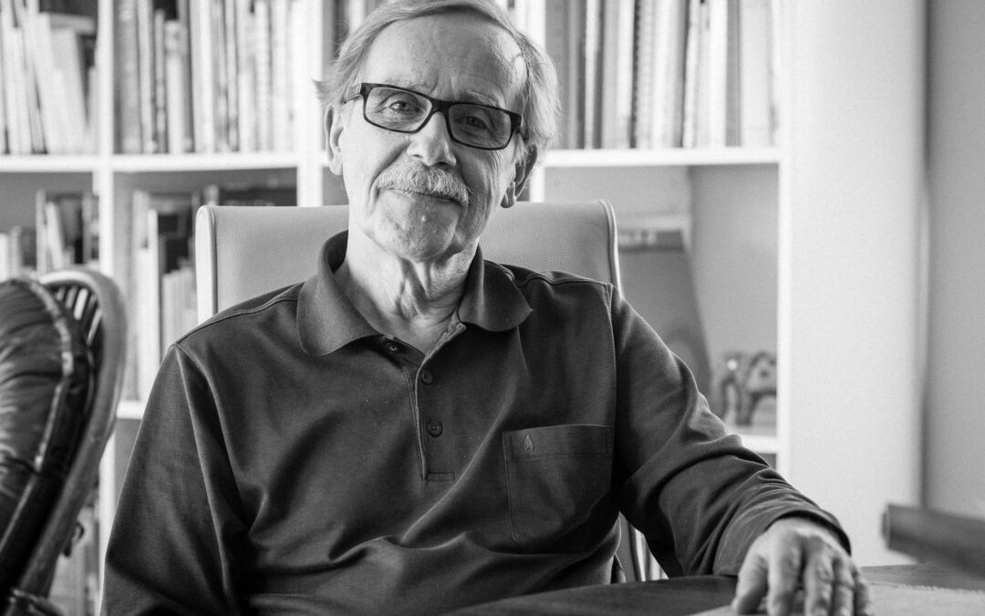 Georg Feuser sitzt an einem Tisch